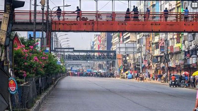 Garment workers withdraw road blockade at Banani
