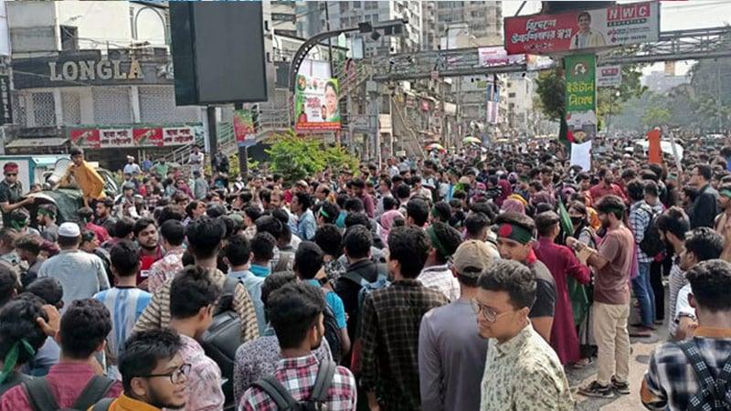 আজও ৭ কলেজের শিক্ষার্থীদের সায়েন্সল্যাব মোড় অবরোধ