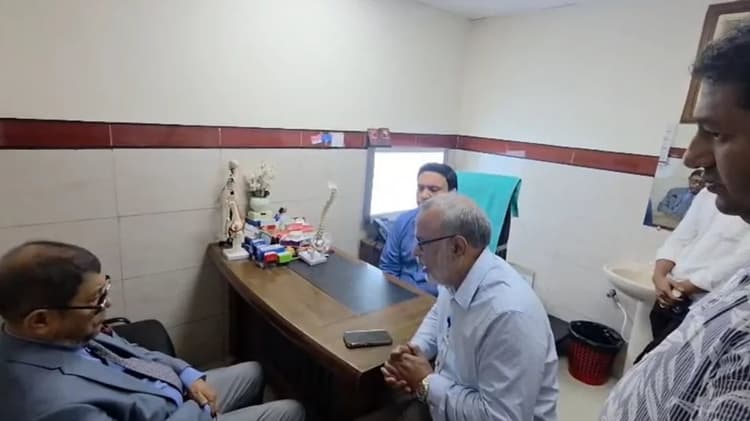 Doctor caught doing private practice during office hours, license cancelled