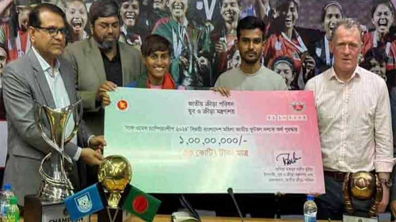 Sports adviser hands over cheque of Tk 1 cr to SAFF winning team