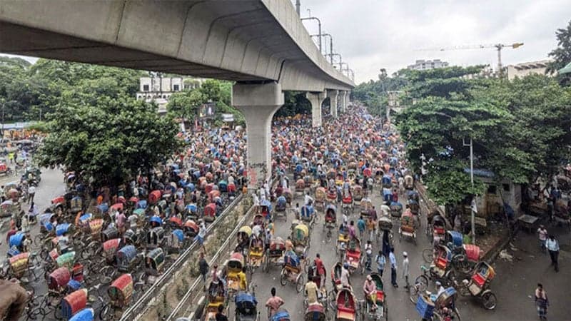 Rickshaw pullers want battery-run rickshaws banned in 72 hrs