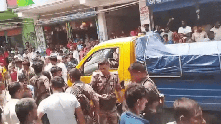 Mob forces release of smuggled goods vehicle from BGB in Brahmanbaria