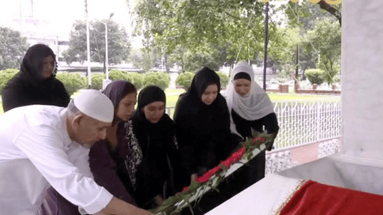 Zaima joins mother Zubaida Rahman in paying tribute to grandfather's graveyard