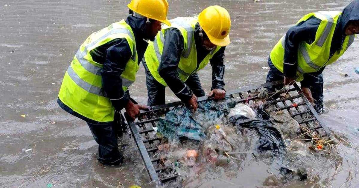 জলাবদ্ধতা নিরসনে কাজ করছে ডিএনসিসির ৫ হাজারের বেশি পরিচ্ছন্নতাকর্মী ও ১০ কিউআরটি