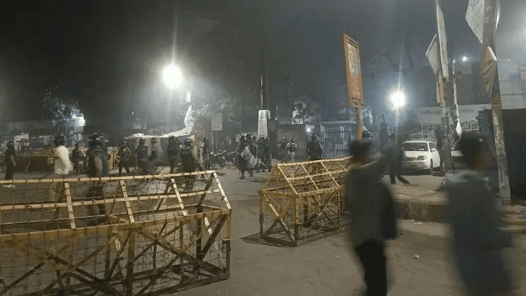 Shahbagh turns into battlefield as police charge baton on protesters