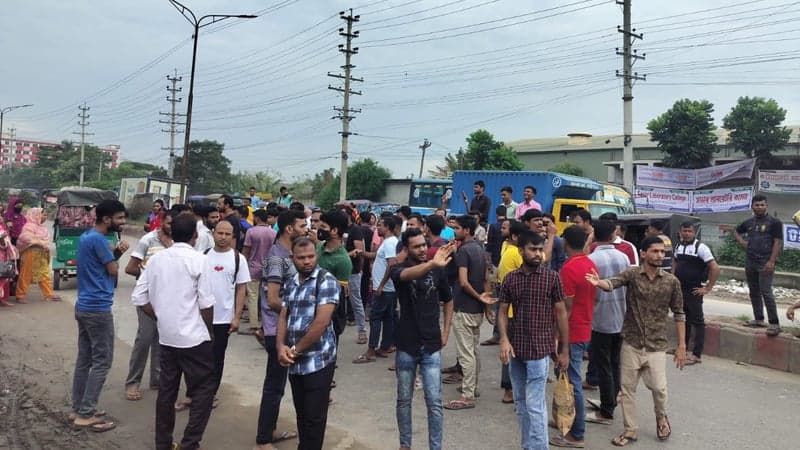 Road blocked over unpaid wages, protest ended after joint forces' assurances