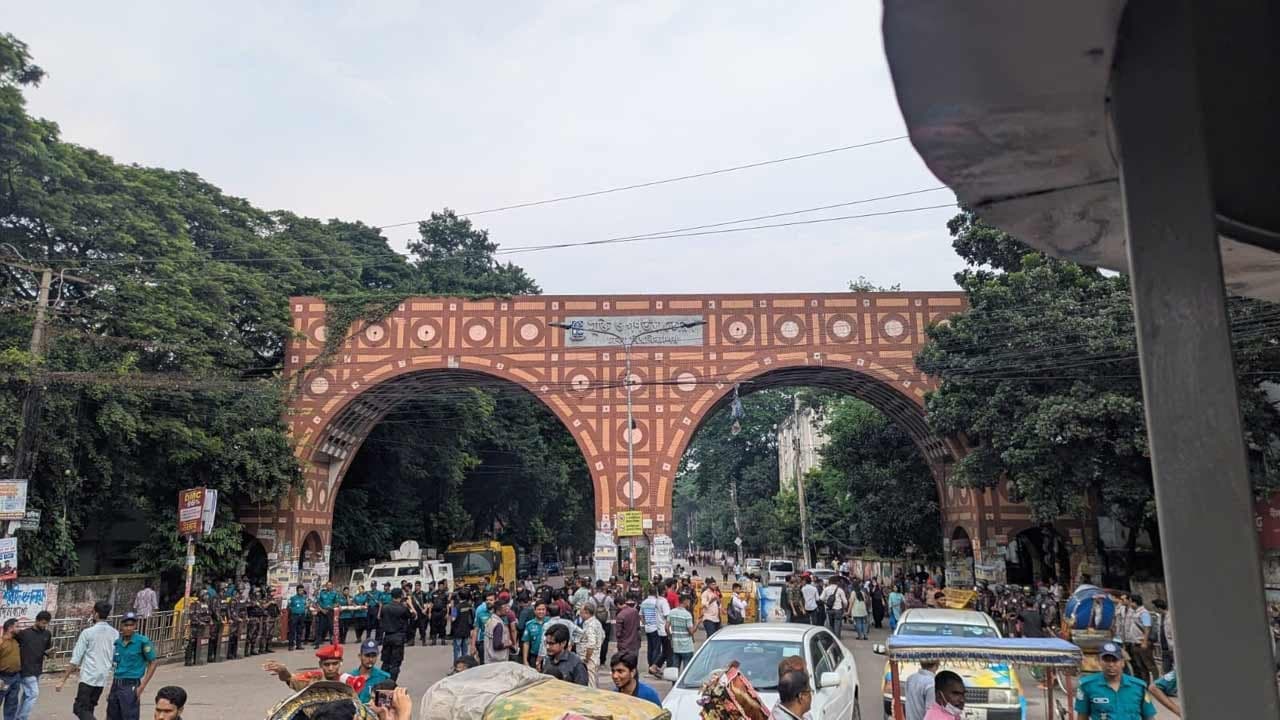 Political crowds swell around DU ahead of DUCSU election results