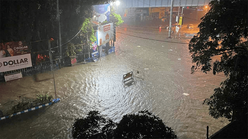 Kolkata flooded by rain ahead of Durga Puja, 7 dead