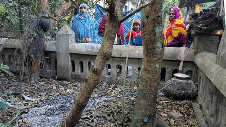 Fire set to freedom fighter’s grave in Shariatpur