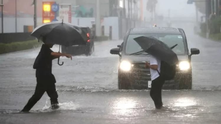 Typhoon Dujuan batters Japan, nearly 2m people urged to evacuate
