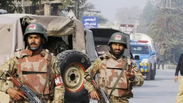 27 killed in suicide car bombing on Pakistan security post near Afghan border