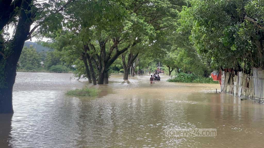 Khagrachari floods submerge 30 villages, leave 250 tourists stranded