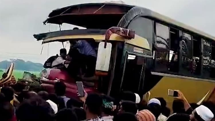 10 injured in bus-truck head-on collision in Bhanga