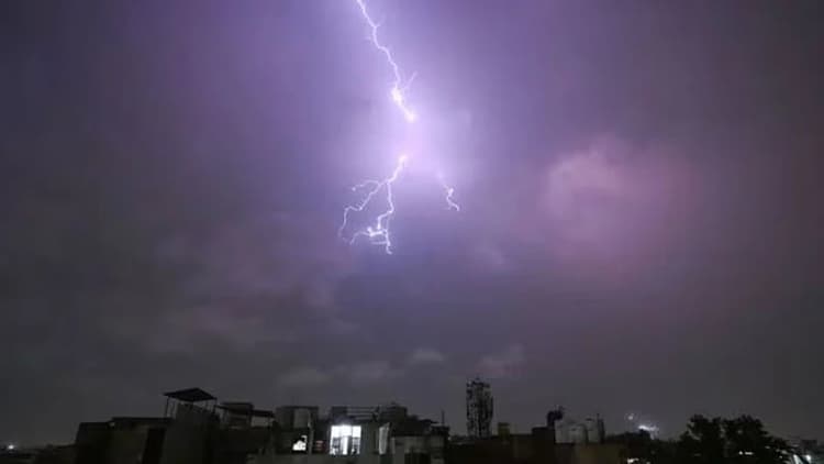 Rain with thunderstorms likely in Dhaka, nearby areas by noon