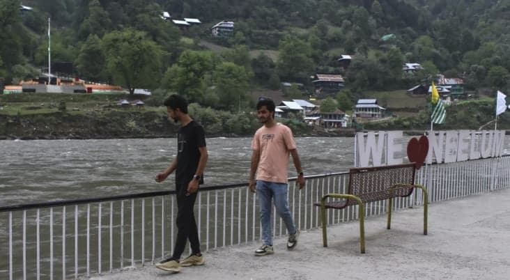 Tourists desert scenic Pakistan valley as India expected to strike