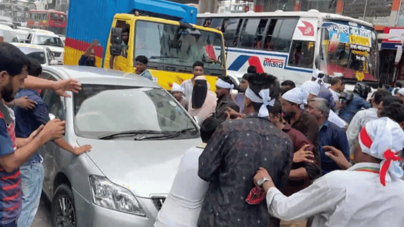 CNG drivers block road in Banani; passengers face severe disruption