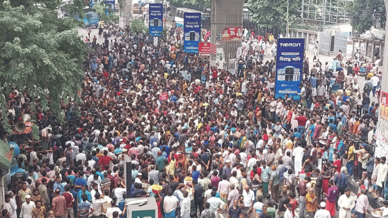 Battery-run auto-rickshaw drivers block road near Press Club