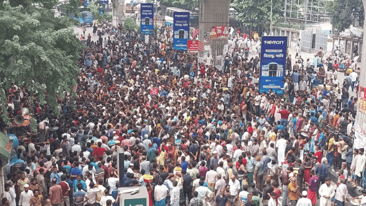 Battery-run auto-rickshaw drivers block road near Press Club