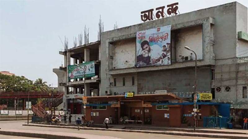 Cocktail-like bombs found on the sidewalk in Farmgate!