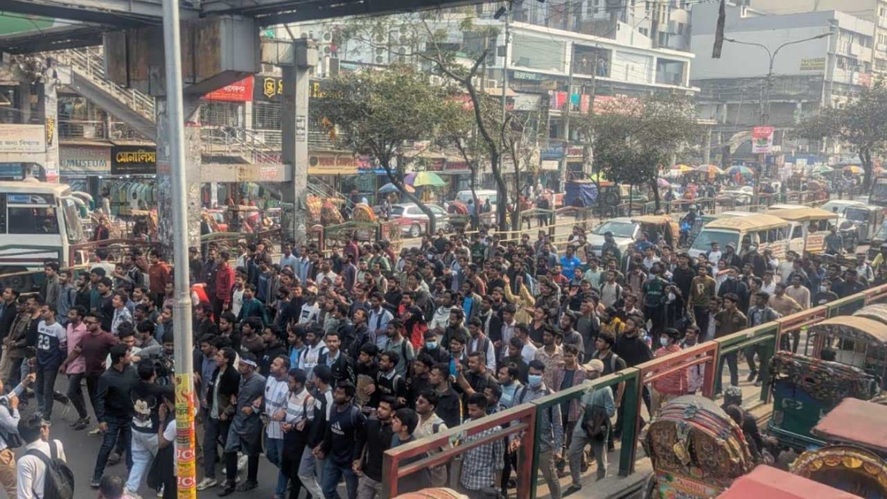 Students block Science Lab crossing demanding Central University Ordinance 