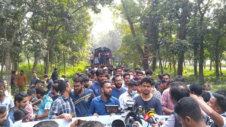 BAU students block Dhaka-Mymensingh rail route over BCS exam delay
