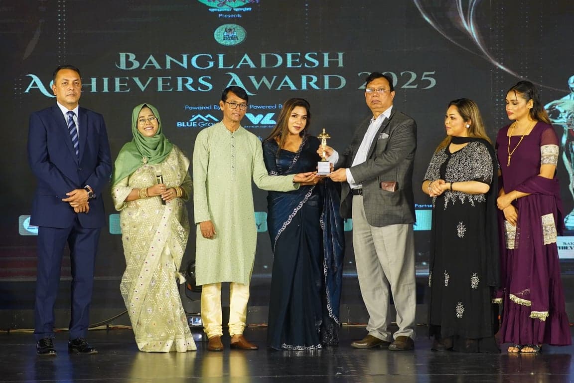 Shilpi Akter Riya named best female singer at Bangladesh Achievers Award 2025
