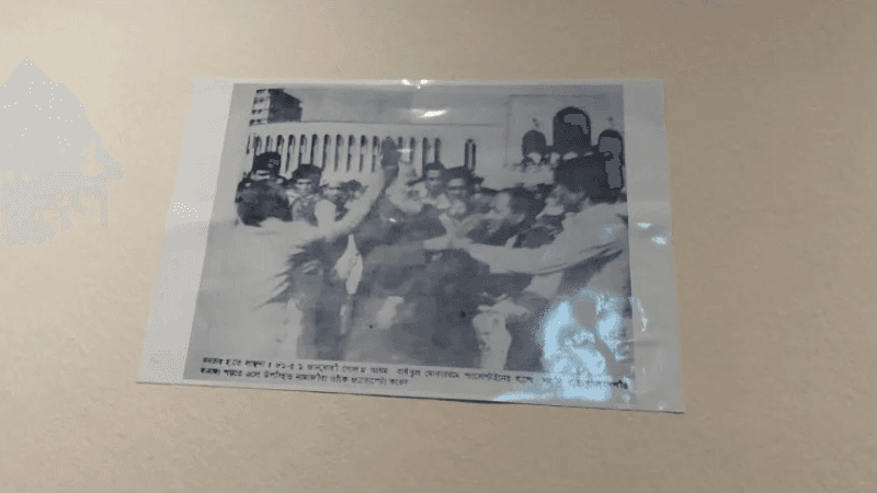 Ghulam Azam's 'shoe-beating' photo put up at DUCSU museum