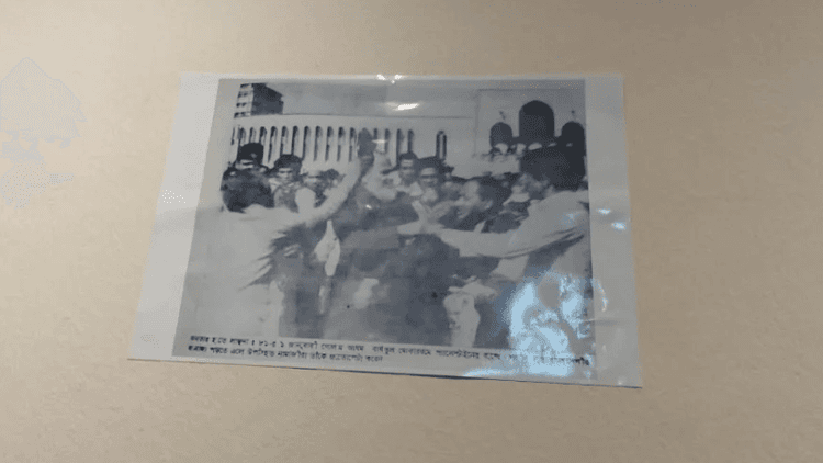 Ghulam Azam's 'shoe-beating' photo put up at DUCSU museum