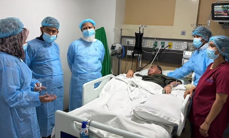 Jamaat Ameer visits Mirza Abbas in hospital