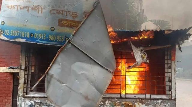 Battery-driven rickshaw pullers set ablaze police box in Kalshi