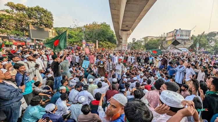 তীব্র গরমেও শাহবাগ অবরোধ, ভোগান্তিতে নগরবাসী