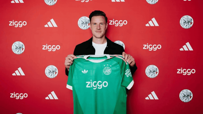 Ajax secure Barcelona goalkeeper Ter Stegen on loan