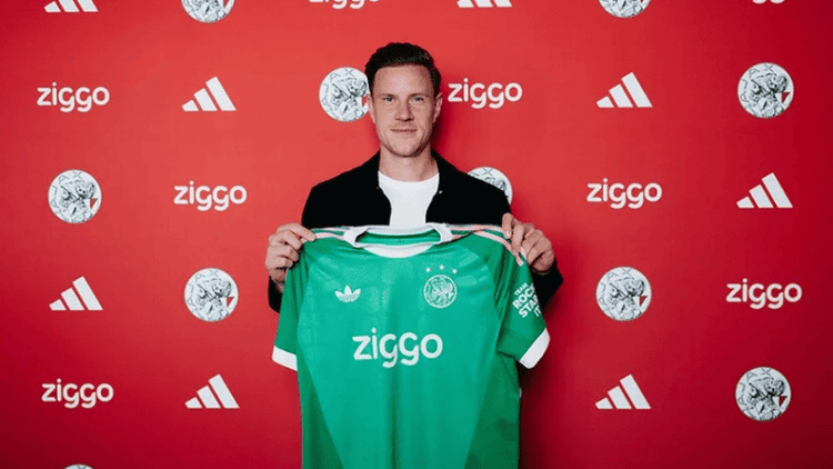 Ajax secure Barcelona goalkeeper Ter Stegen on loan
