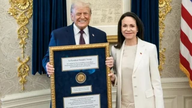 Machado presents her medal to Trump