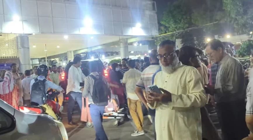 Crowd of leaders, activists at airport to welcome Mirza Abbas