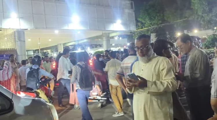 Crowd of leaders, activists at airport to welcome Mirza Abbas