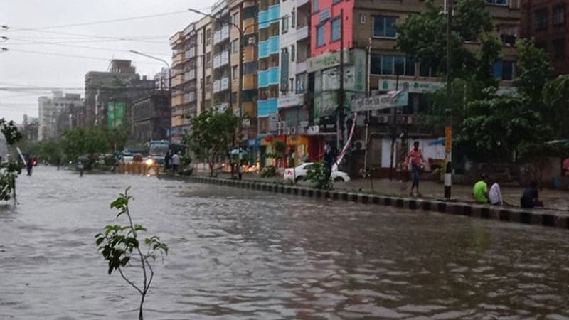 টানা বৃষ্টিতে ঢাকায় জলাবদ্ধতা, ভোগান্তিতে নগরবাসী