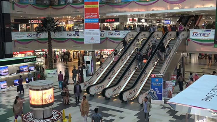 City's markets, shopping malls return to previous schedule