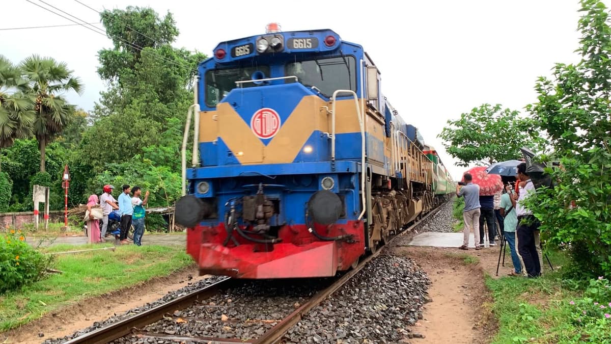 Rail communications resume after 8 hours in Rajshahi