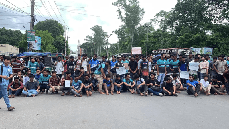 Engineering students block Dhaka-Rajshahi highway