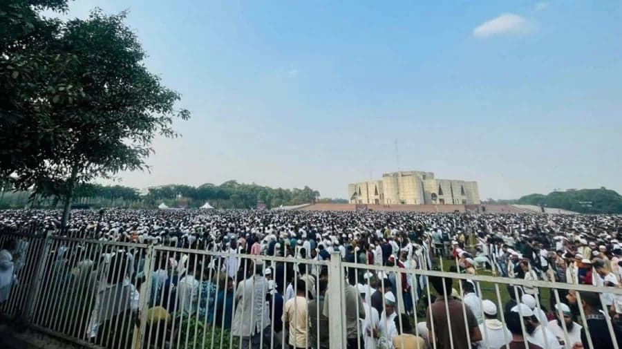 Hadi’s janaza draws Thousands, elder brother leads prayer 