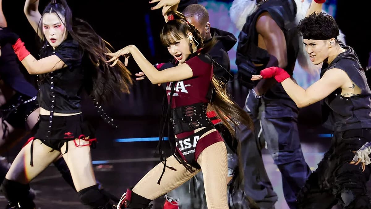 BLACKPINK’s Lisa lights up MTV VMAs with ‘Sawakdika’ debut