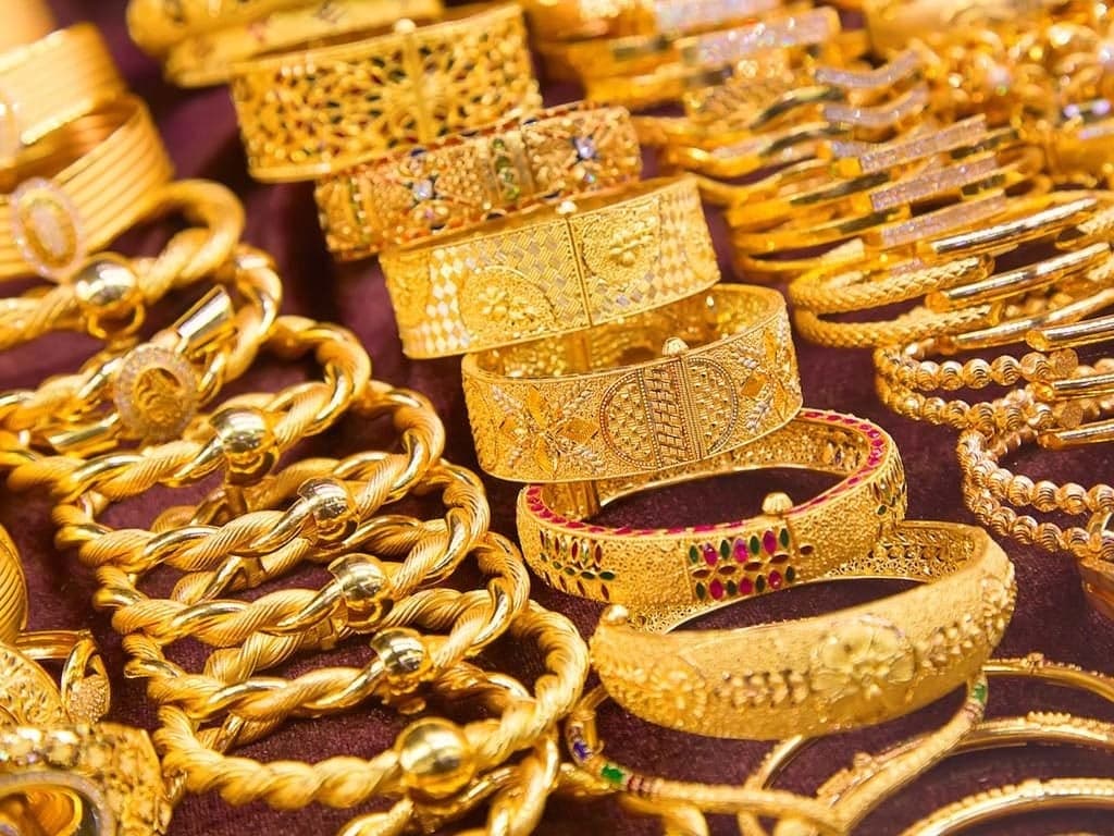 Gold prices go down slightly