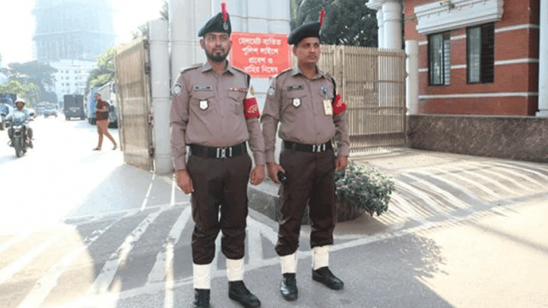 Police want old uniform back, embarrassed by mockery over new attire