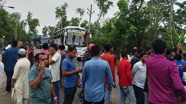 Road blocked over fuel crisis in Gopalgonj