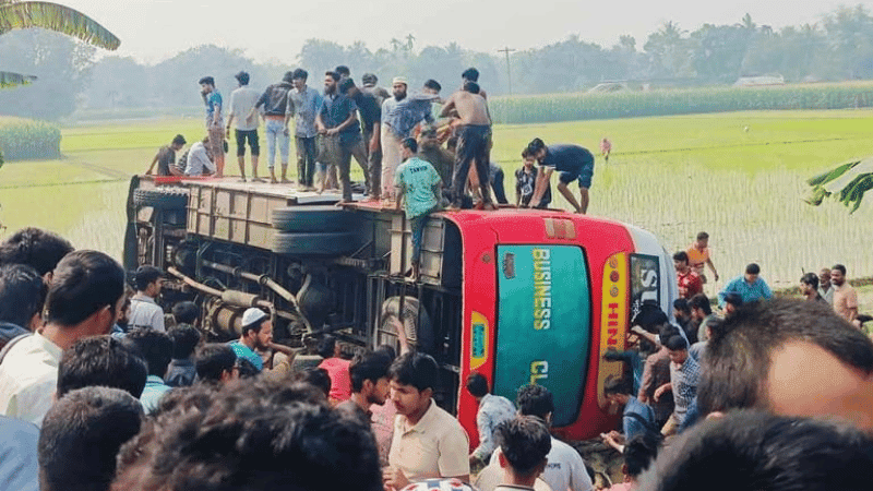 Bus carrying Islamic University students overturns, 25 injured