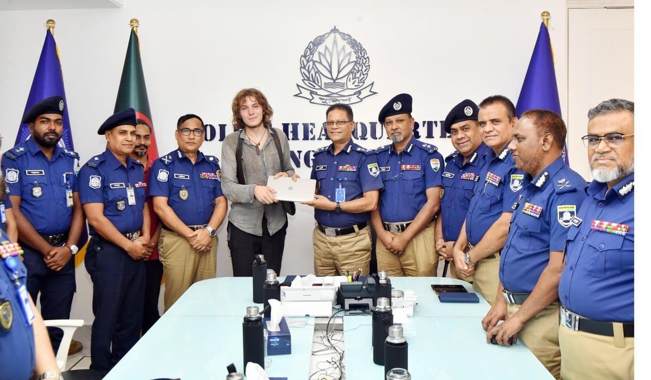 Police hands  recovered laptop to German tourist Kirill