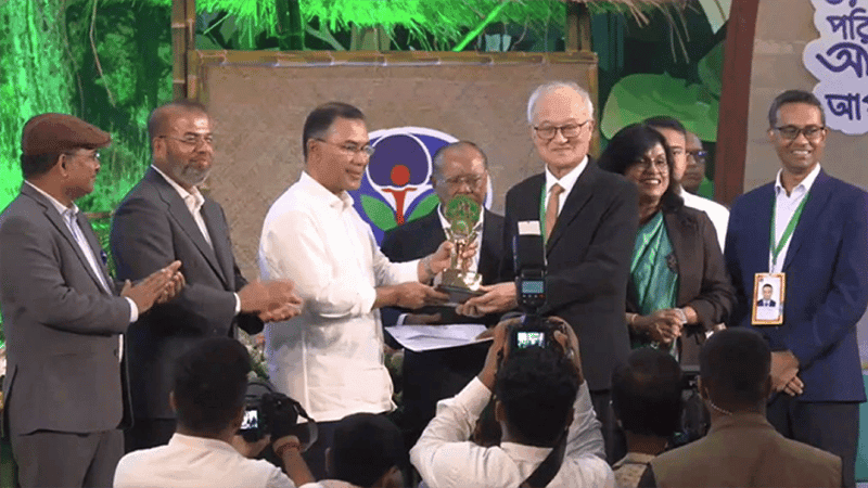 PM presents National Environment Awards to three individuals, three institutions