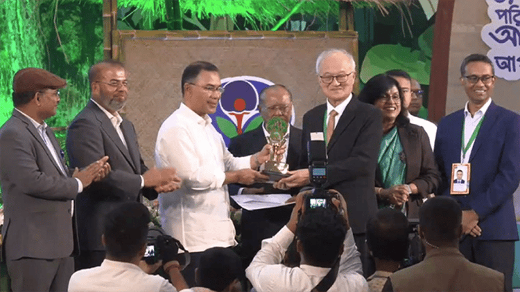 PM presents National Environment Awards to three individuals, three institutions
