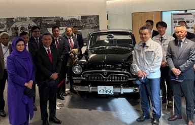 PM visits Toyota's Motomachi factory in Japan
